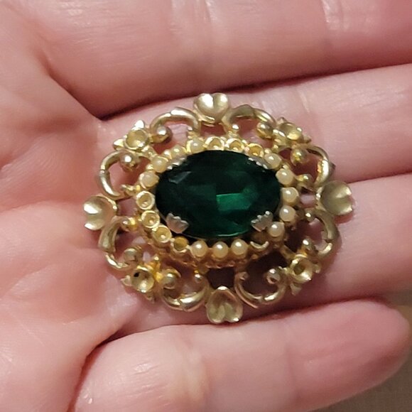 Vintage Coro Brooch Emerald Green Glass Stone & Faux Pearl Accents Gold Tone - Picture 3 of 6